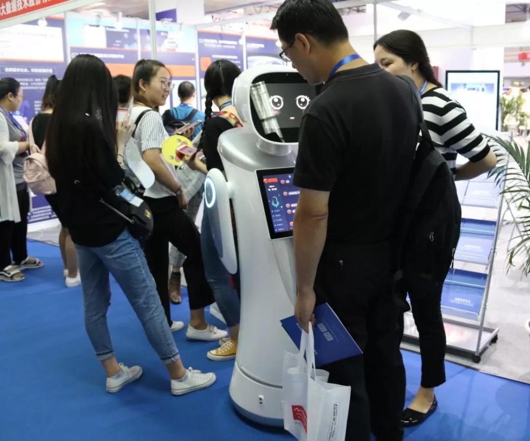 北京小笨服务机器人出售性价比最高-小笨展厅机器人案例