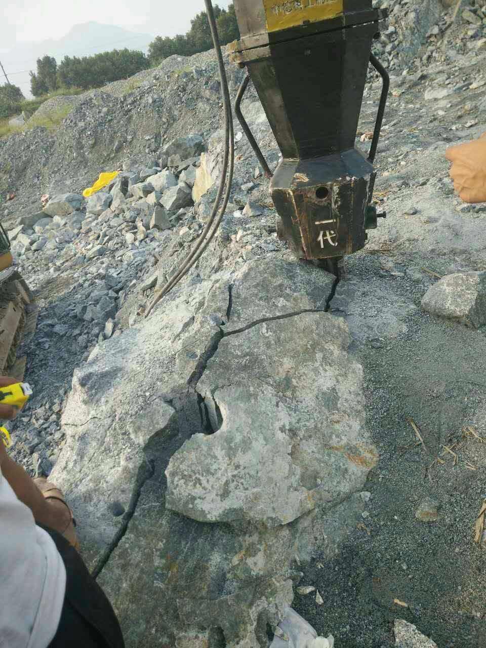 镁石基坑开挖遇到岩石找大型分裂机