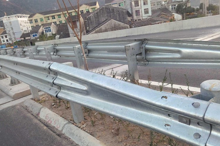 郑州新郑公路波形护栏厂家价格多少钱一米-威景波形护栏
