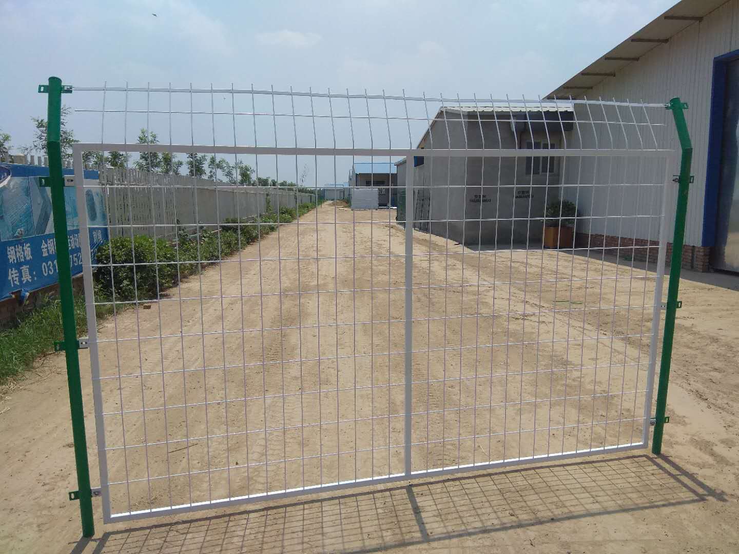 太阳能发电厂围栏guangfuweilan东隆金属护栏网业制造有限公司
